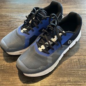 Men’s on running cloud, cloudrunner, tennis shoes, Swiss engineering, size 11